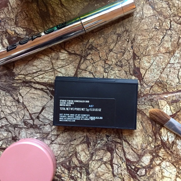 MAC Cosmetics Studio Finish Concealer Duo NW20NC25 - Picture 3 of 5